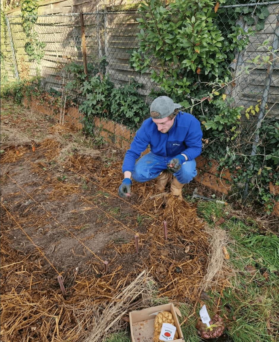 Le monde s'accélère. Nous revenons à la terre...